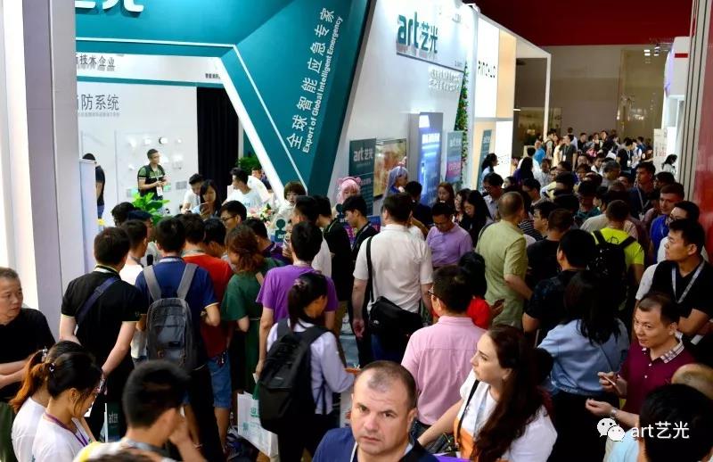 如此火爆的現(xiàn)場你見過嗎？藝光cosplay校花創(chuàng)意秀燃爆照明展